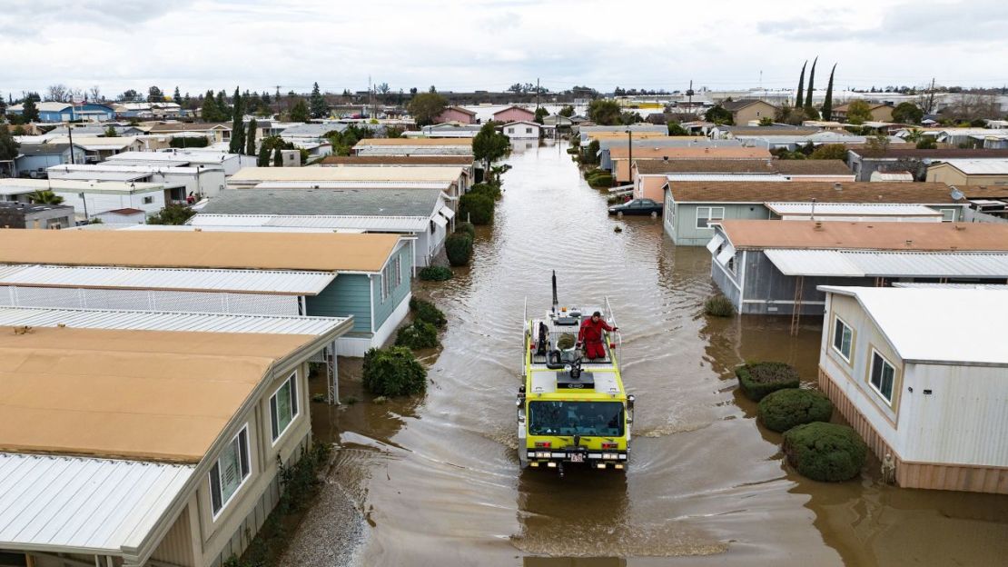 Los equipos de rescate ayudan a los residentes varados el martes en Merced, California. Crédito: Josh Edelson/AFP/Getty Images