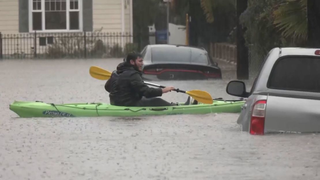 Un hombre navega en kayak por un barrio el martes en Santa Bárbara, California. Crédito: KEYT