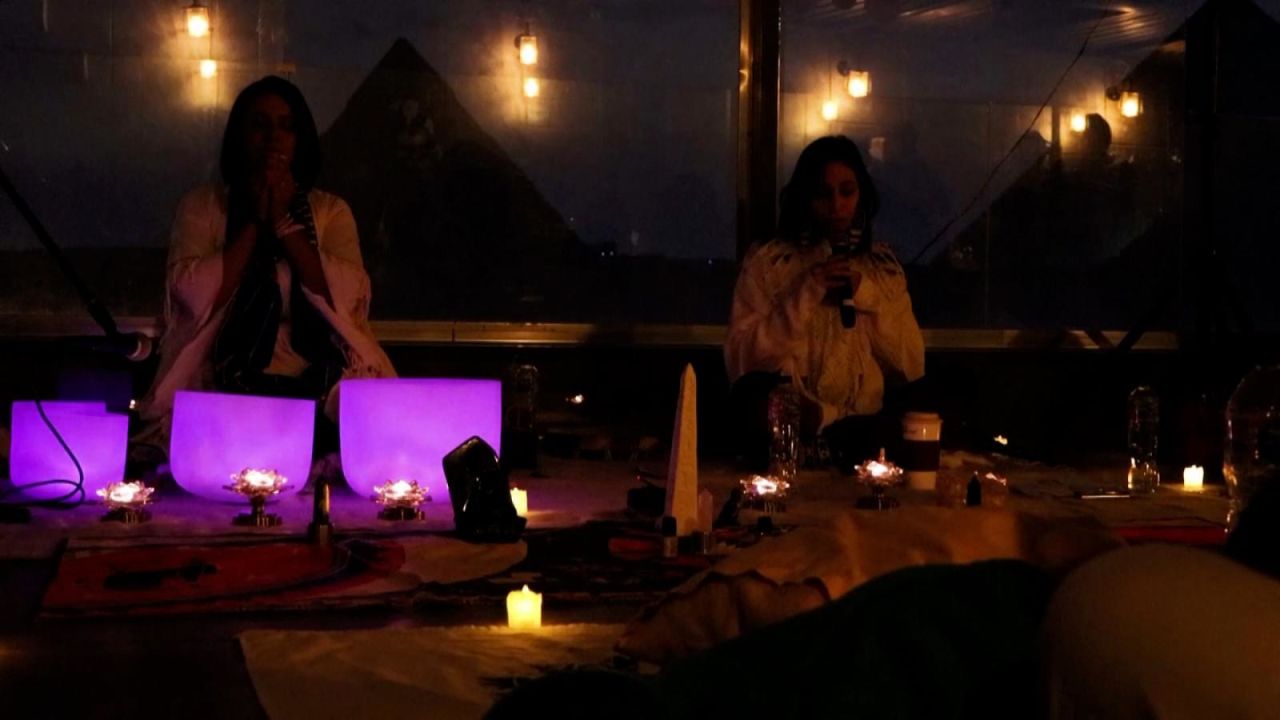 CNNE 1329115 - grupo de meditacion se reencuentra con ancestros egipcios en giza