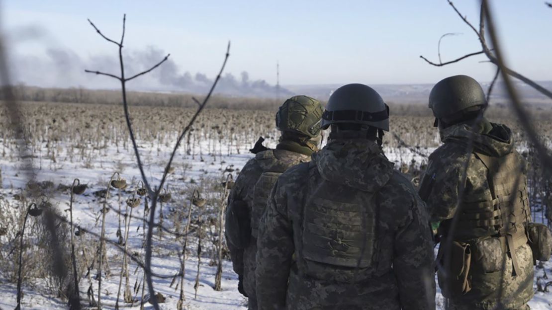 Soldados ucranianos observan cómo ondea el humo durante los combates en Soledar el miércoles. Crédito: Libkos/AP