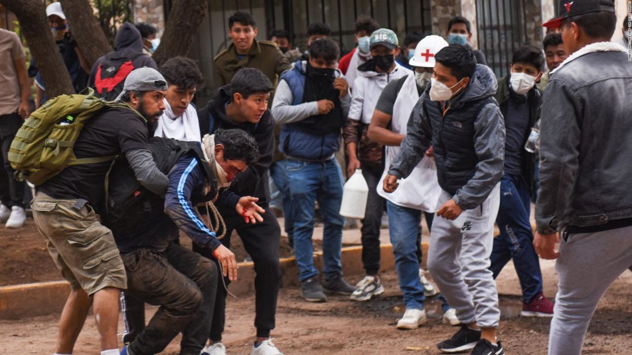 CNNE 1329328 - choques entre policias y manifestantes dejan al menos 22 heridos en el cusco