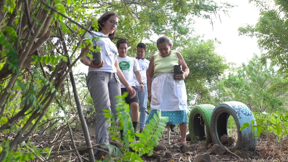 El objetivo de "Suma un Bosque" es integrar a la comunidad local en la iniciativa de reforestación.