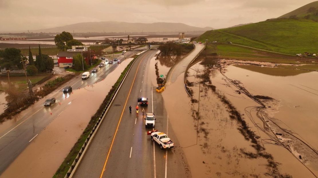 La autopista 101 estaba cerrada el 9 de enero de 2023 debido a las inundaciones en Gilroy, California.