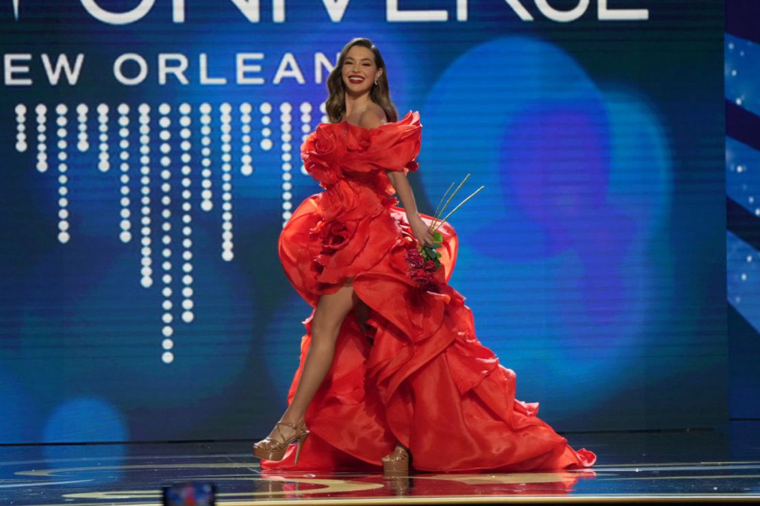 Miss España, Alicia Faubel, sube al escenario durante el 71º Concurso Nacional de Vestuario Miss Universo en el Centro de Convenciones Morial de Nueva Orleans el 11 de enero de 2023 en Nueva Orleans, Louisiana.