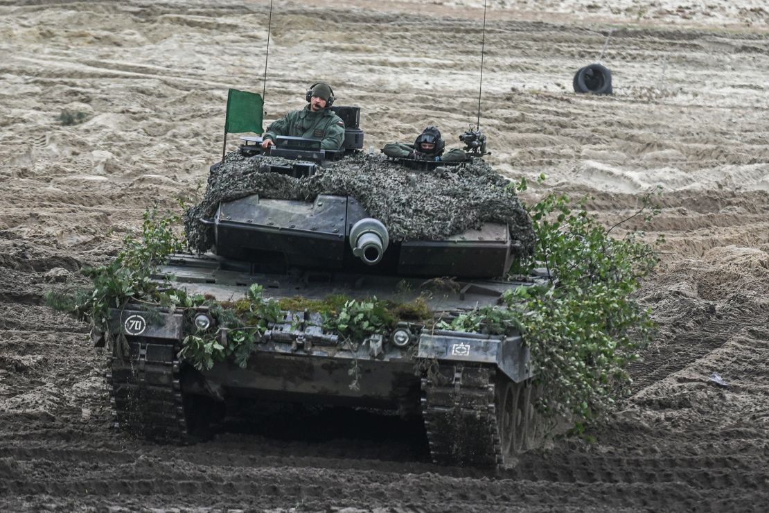 Militares polacos conducen un tanque Leopard durante una demostración de fuego real en el campo de entrenamiento de Nowa Deba en septiembre de 2022.