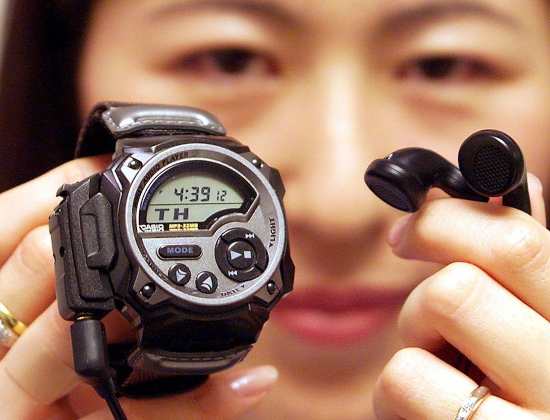 Una empleada de Casio Japón muestra un reloj de pulsera tipo MP-3 (MPEG Audio player-3) llamado "Wrist Audioplayer MPV-1V" lanzado en enero de 2000.