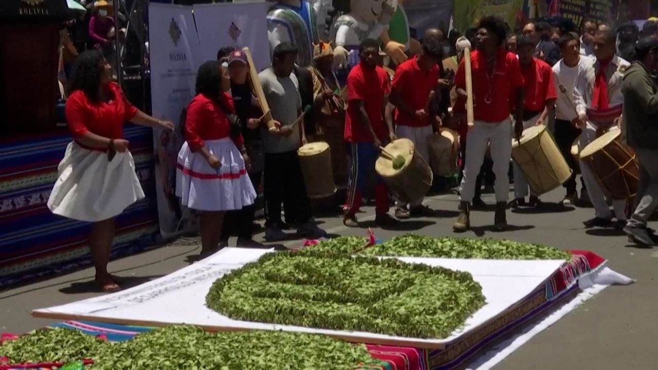 CNNE 1329722 - bolivianos celebran a la hoja de coca en el festival akuliku