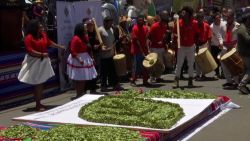 CNNE 1329722 - bolivianos celebran a la hoja de coca en el festival akuliku