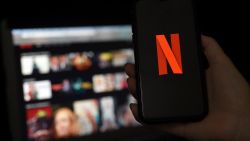 CNNE 1329849 - las acciones de netflix estan repuntando