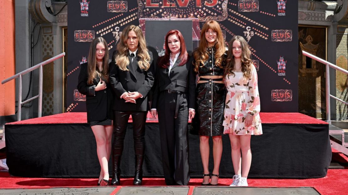 Harper Vivienne Ann Lockwood, Lisa Marie Presley, Priscilla Presley, Riley Keough y Finley Aaron Love Lockwood en 2022.