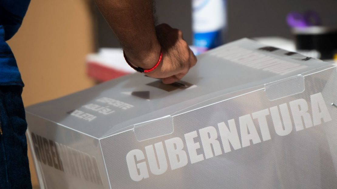 Una mujer emite su voto durante las elecciones regionales en Tizayuca, estado de Hidalgo, México, el 5 de junio de 2022.