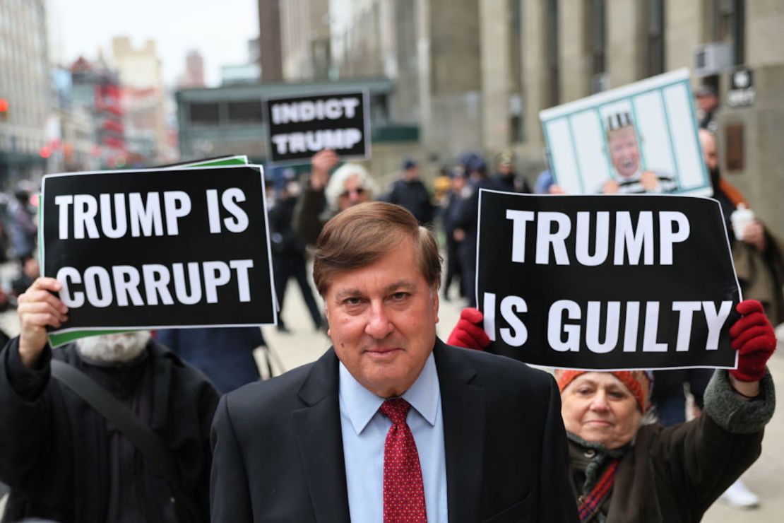 Nicholas Gravante, abogado del ex ejecutivo de la Organización Trump Allen Weisselberg, abandona el Tribunal Penal de Manhattan después de la audiencia de sentencia de sus clientes el 10 de enero de 2023 en la ciudad de Nueva York.