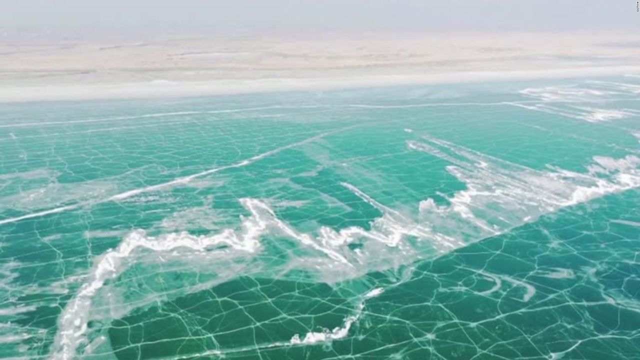 CNNE 1330463 - imagenes de las grietas de hielo en un lago congelado en china