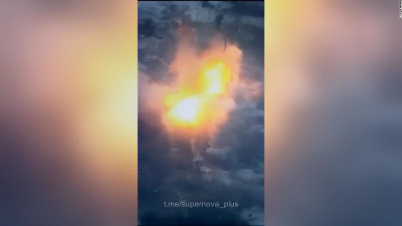 CNNE 1330503 - mira la explosion masiva en un edificio ocupado por rusos en soledar