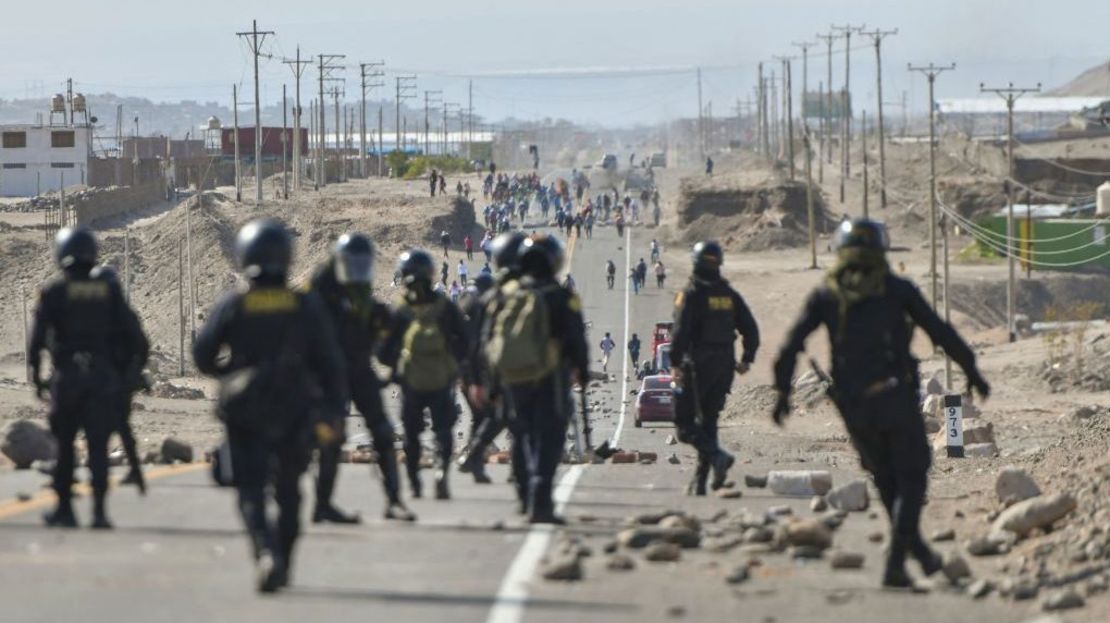 Policías patrullan la carretera Panamericana en La Joya mientras los manifestantes realizan un bloqueo para exigir la renuncia de la presidenta peruana Dina Boluarte en Arequipa, Perú el 12 de enero de 2023. Crédito: DIEGO RAMOS/AFP vía Getty Images