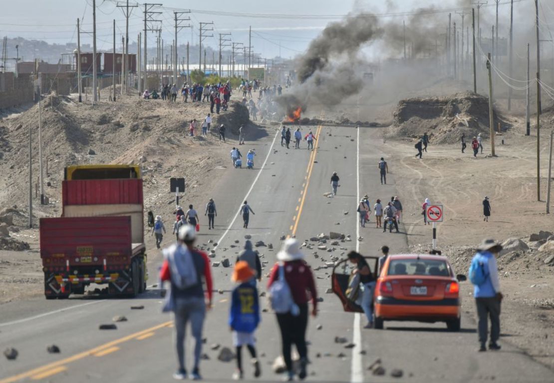 Policías patrullan la carretera Panamericana en La Joya mientras los manifestantes realizan un bloqueo para exigir la renuncia de la presidenta peruana Dina Boluarte en Arequipa, Perú el 12 de enero de 2023. Crédito: DIEGO RAMOS/AFP vía Getty Images