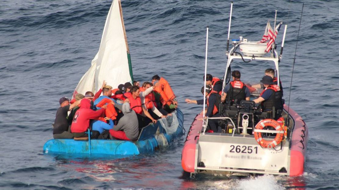 Esta foto del folleto de la Guardia Costera muestra la interceptación de un barco de migrantes a unos 32 kilómetros al sur de Key West, Florida, el 20 de diciembre de 2022. Los migrantes fueron repatriados a Cuba dos días después.