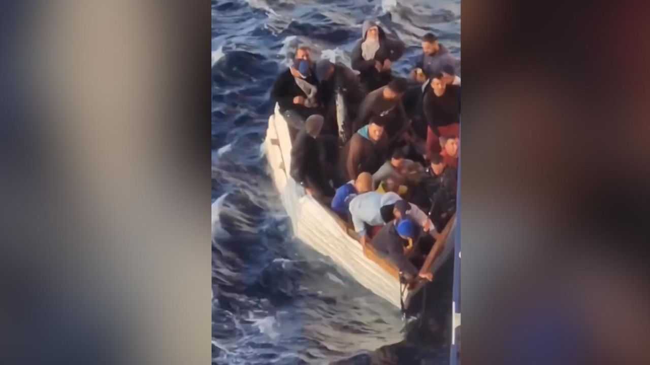 CNNE 1330662 - un grupo de migrantes fue rescatado cerca de cuba por un crucero