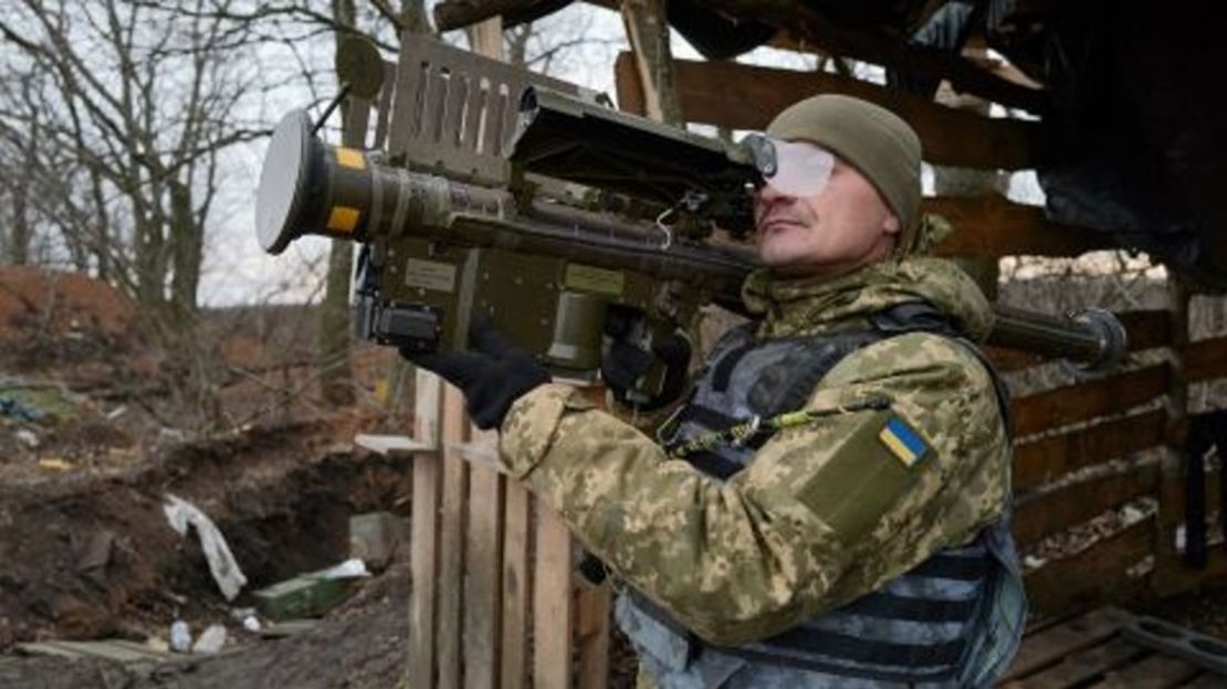 Los soldados ucranianos están a la espera con un Stinger MANPAD (sistema portátil de defensa aérea) fabricado en EE.UU. en la línea del frente en Bakhmut, Ucrania.