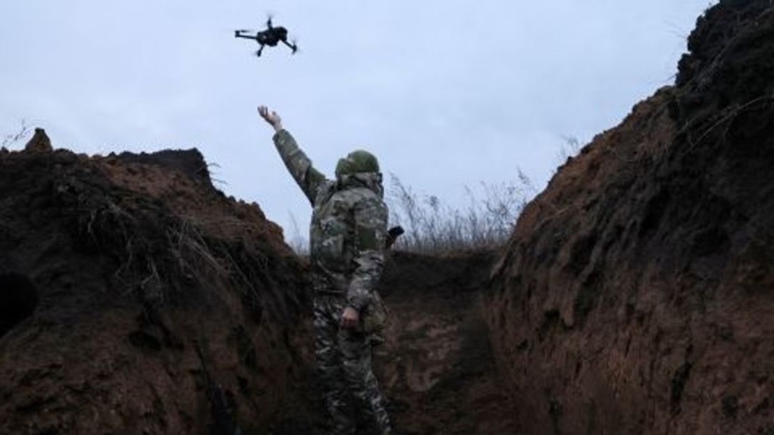 "Ghost", de 24 años, un soldado de la 58.ª Brigada de Infantería Motorizada Independiente del Ejército de Ucrania, atrapa un dron mientras lo prueba para poder usarlo cerca.