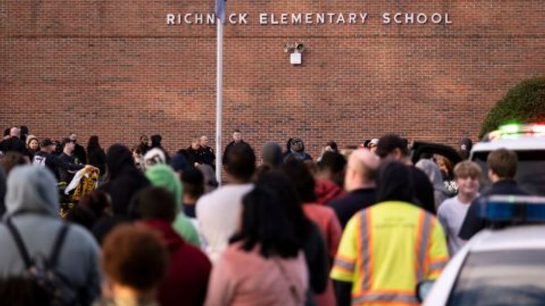 Estudiantes y la policía se reúnen afuera de la Escuela Primaria Richneck después de un tiroteo, el viernes 6 de enero de 2023 en Newport News, Virginia.