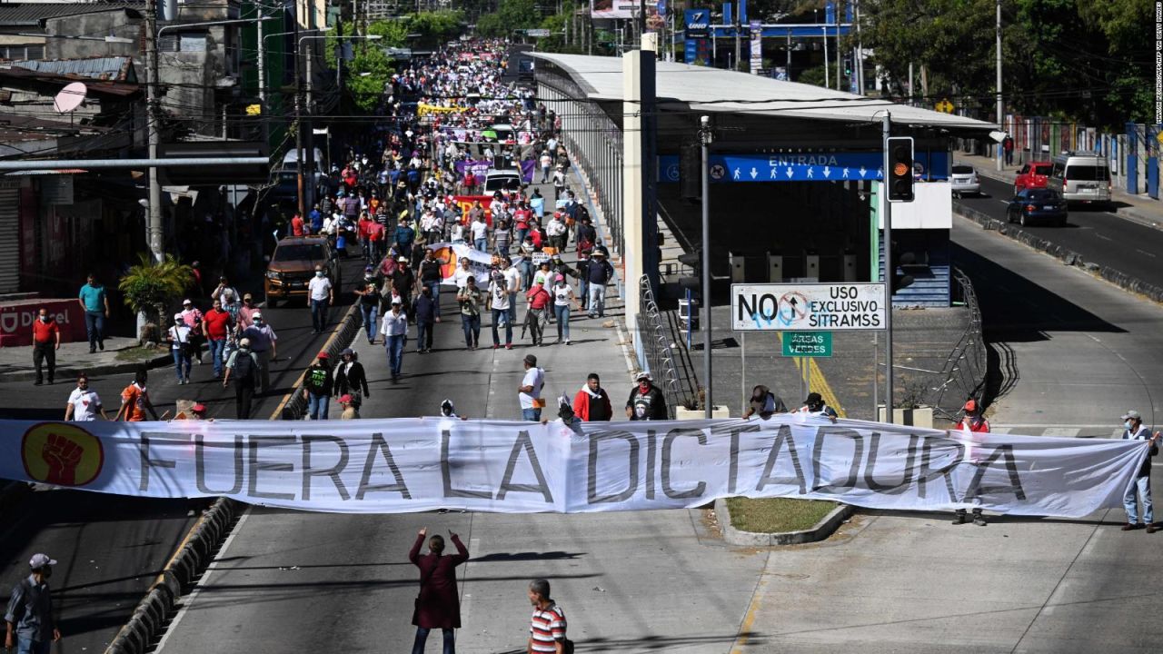 CNNE 1330901 - manifestaciones contra bukele en el salvador