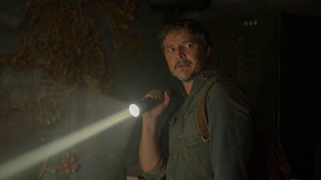 Pedro Pascal le da vida a Joel en "The Last of Us", la adaptación de HBO del videojuego aclamado por la crítica.