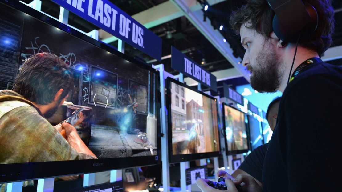 Un fan prueba "The Last Of Us" en la conferencia de tecnología y juegos E3 en junio de 2013.