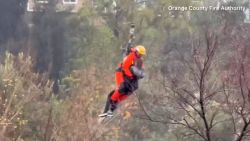 CNNE 1330981 - mira como un helicoptero rescata a una mujer de la inundacion en california