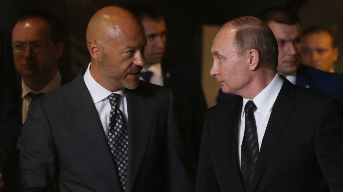 El presidente ruso Vladimir Putin escucha al director de cine Fyodor Bondarchuk mientras visita el estudio de producción cinematográfica Lenfilm en junio de 2016 en San Petersburgo.