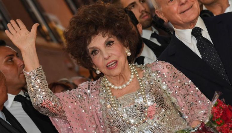 La actriz Gina Lollobrigida, leyenda de la pantalla chica italiana, murió a los 95 años el 16 de enero de 2023. Lollobrigida protagonizó Pan, amor y sueños, La mujer descarriada y Mujer de Roma. Junto con Sophia Loren, llegó a simbolizar a las actrices italianas en las décadas de 1950 y 1960.
