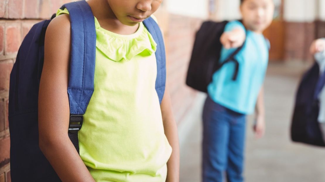 Los padres deben hablar con sus hijos sobre la importancia de reportar el comportamiento de intimidación al personal de la escuela. Crédito: WavebreakMediaMicro/Adobe Stock