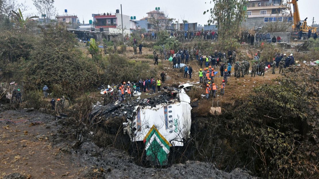 Rescatistas inspeccionan este lunes 16 de enero los restos en el lugar donde se estrelló un avión de Yeti Airlines en Pokhara, Nepal, este domingo.