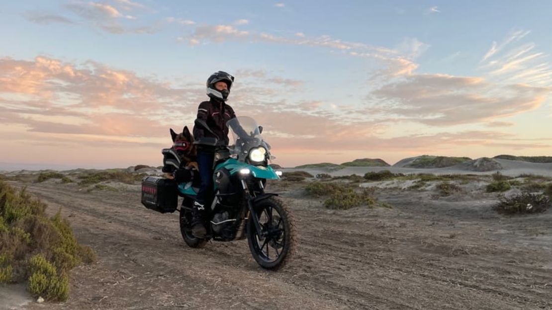 Stone y Moxie montando dunas de arena en San Quintín, Baja California, México, en septiembre. Calcula que estarán en la carretera al menos otros dos años y medio. Crédito: Jess Stone