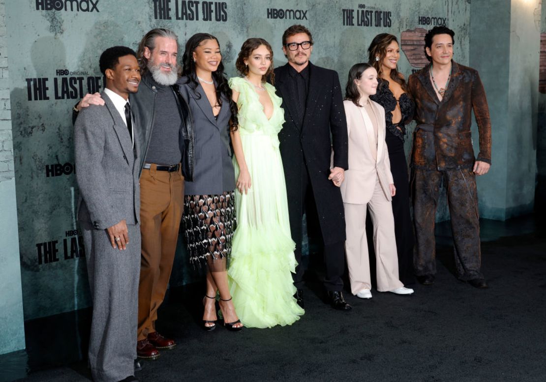 De izquierda a derecha: Lamar Johnson, Jeffrey Pierce, Storm Reid, Nico Parker, Pedro Pascal, Bella Ramsey, Merle Dandridge y Gabriel Luna asisten al estreno en Los Ángeles de "The Last Of Us" de HBO en el Regency Village Theatre el 09 de enero de 2023 en Los Ángeles, California.