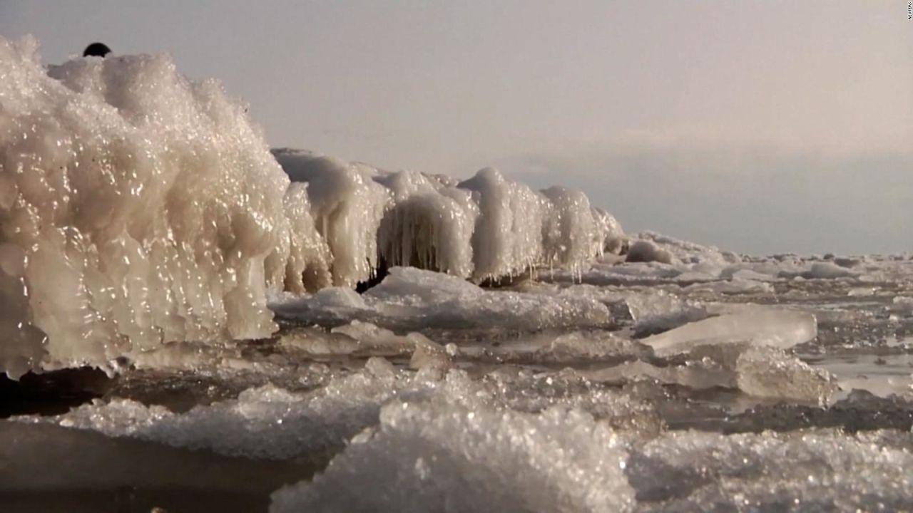 CNNE 1331298 - mira como el "lago caliente" de kirguistan se congelo casi por completo
