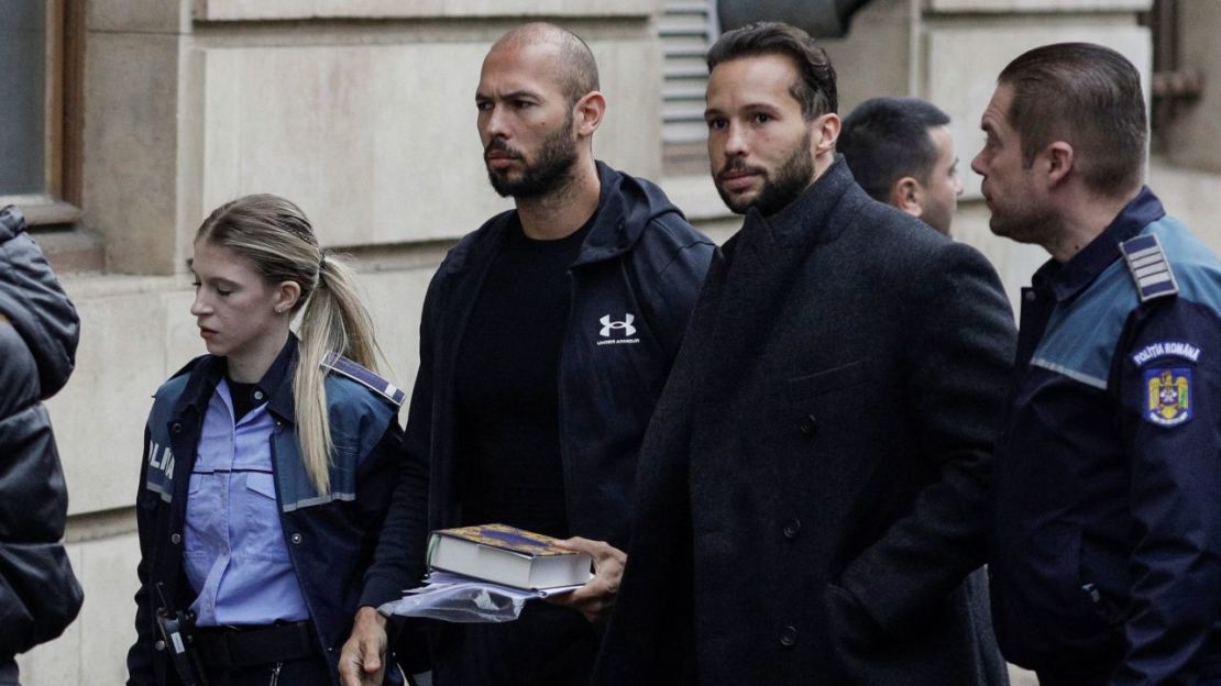 Andrew Tate y su hermano Tristan son escoltados por agentes de policía frente a la sede del Tribunal de Apelación de Bucarest, en Bucarest, Rumanía, 10 de enero de 2023. Crédito: Octav Ganea/Inquam Photos/Reuters