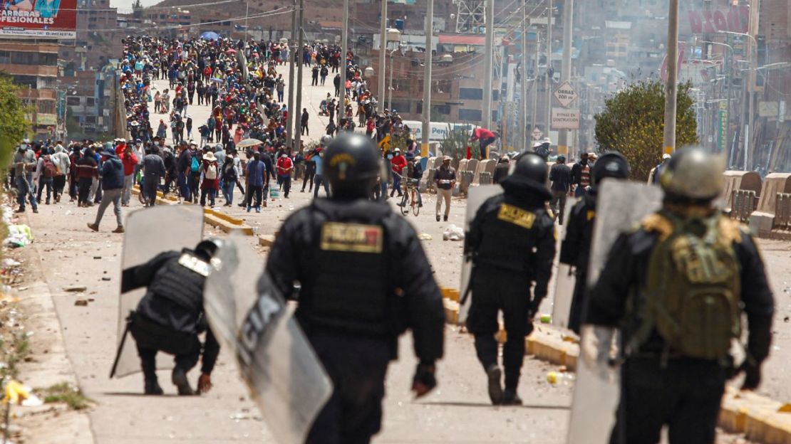 Simpatizantes del depuesto presidente Pedro Castillo se enfrentan a las fuerzas policiales en la ciudad andina peruana de Juliaca el 7 de enero de 2023. Crédito: Juan Carlos Cisneros/AFP/Getty Images