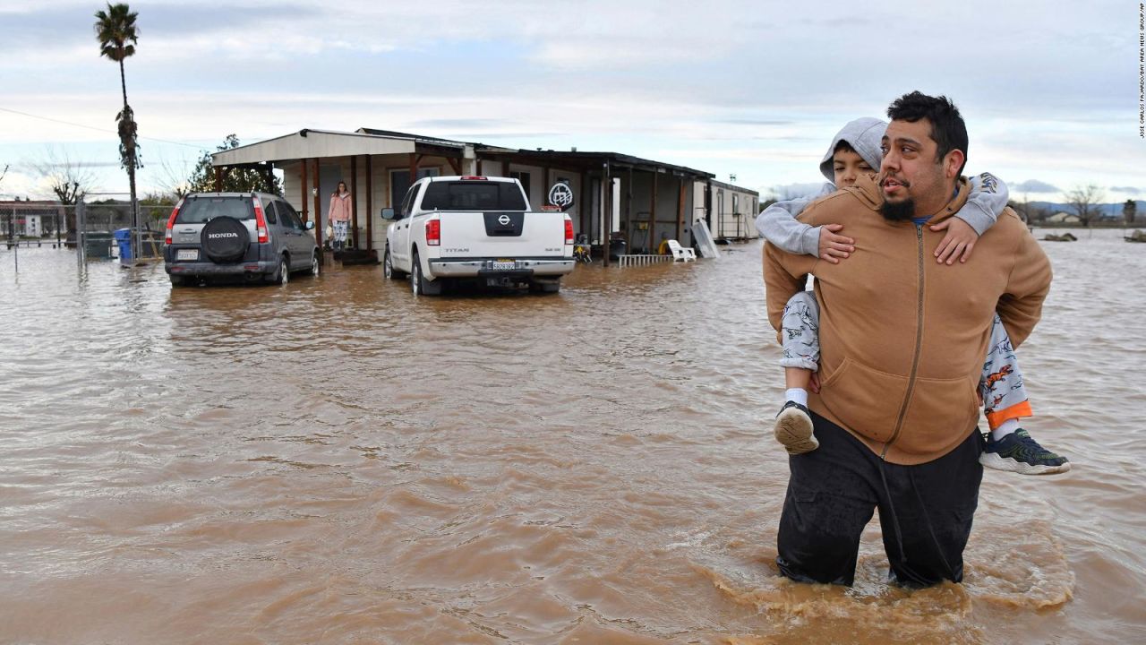 CNNE 1331403 - tormentas dejan inundaciones, muertes y danos en california