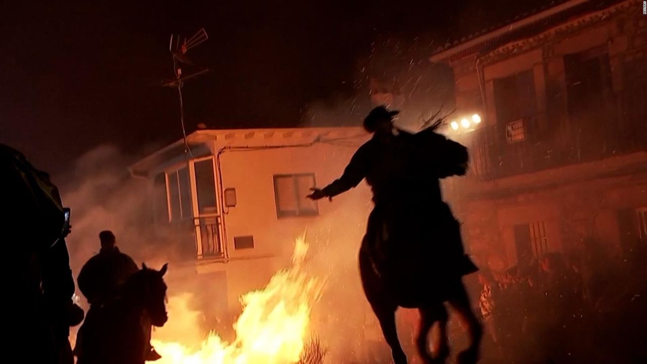 CNNE 1331523 - ardiente tradicion- jinetes saltan con sus caballos sobre hogueras gigantes