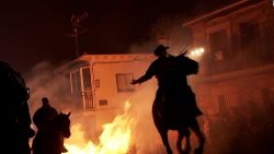 CNNE 1331523 - ardiente tradicion- jinetes saltan con sus caballos sobre hogueras gigantes