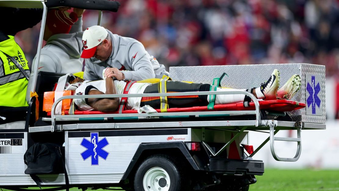 Russell Gage, número 17 de los Buccaneers de Tampa Bay, es sacado del campo luego de sufrir una lesión durante el último cuarto en el juego de playoffs en el Estadio Raymond James el lunes en Tampa, Florida.