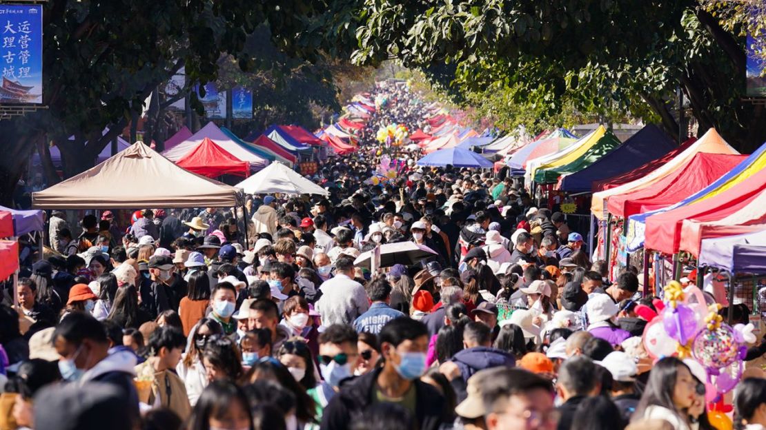 Compradores en un mercado en Dali, Yunnan, el 14 de enero.