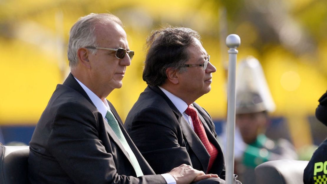 El presidente de Colombia, Gustavo Petro (der.), y el ministro de Defensa, Iván Velásquez (izq.), llegan a una ceremonia para nombrar al general Henry Sanabria como director de policía en la Escuela de Policía General Santander en Bogotá, el 19 de agosto de 2022.