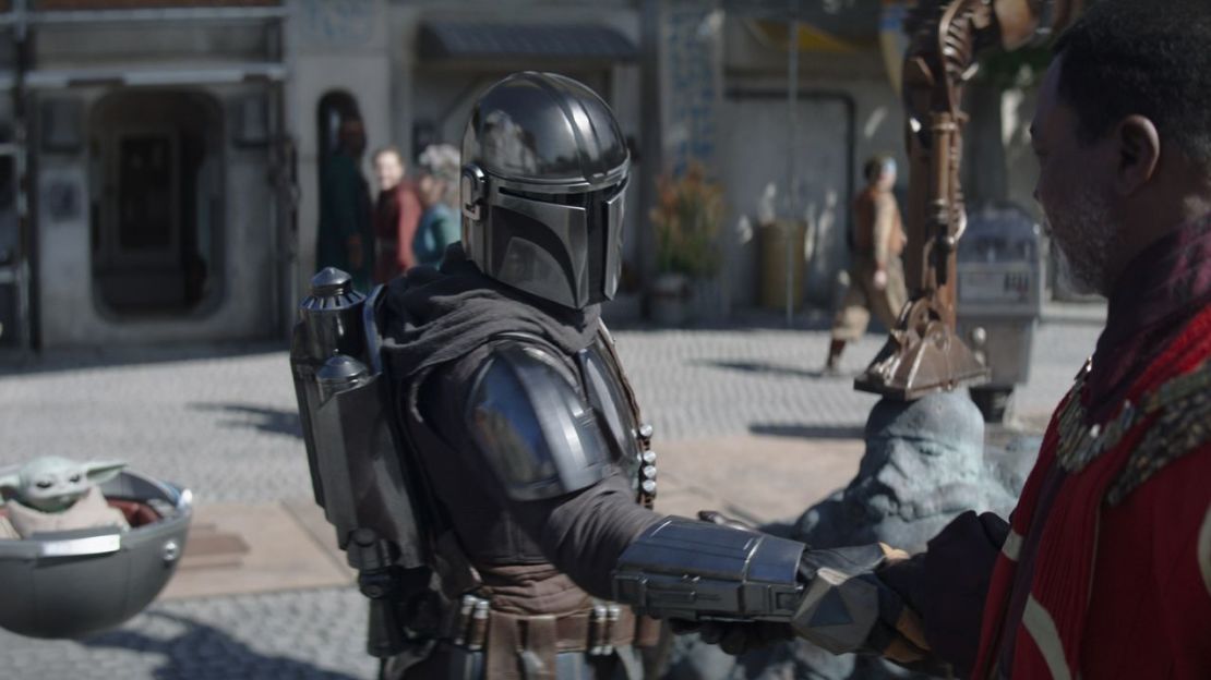 El solitario cazarrecompensas Din Djarin (Pedro Pascal) se reúne con Grogu en la temporada 3 de "The Mandalorian".