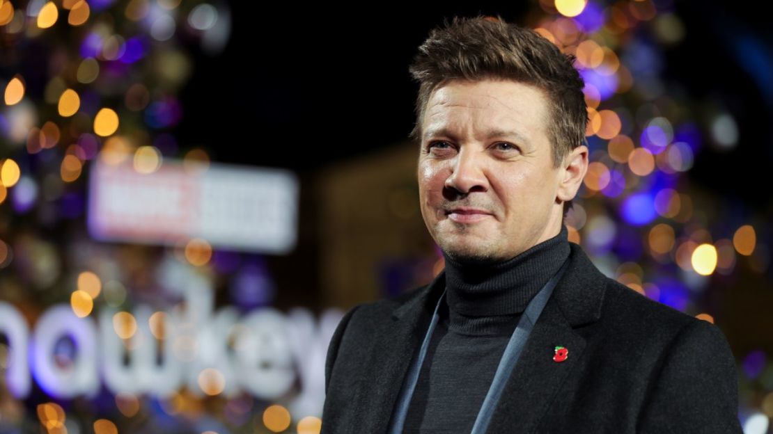 Jeremy Renner llega a la proyección de "Hawkeye" de Marvel Studios en Curzon Hoxton en Londres, el 11 de noviembre de 2021.