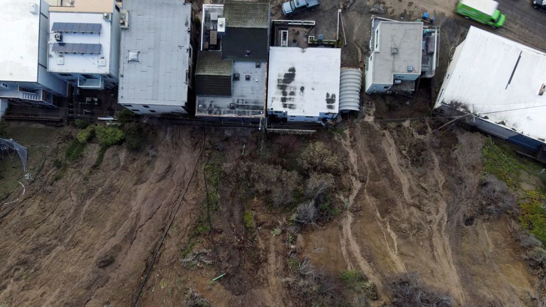 Una vista de un deslizamiento de lodo y casas dañadas después de las inundaciones en Aptos, California, el lunes.