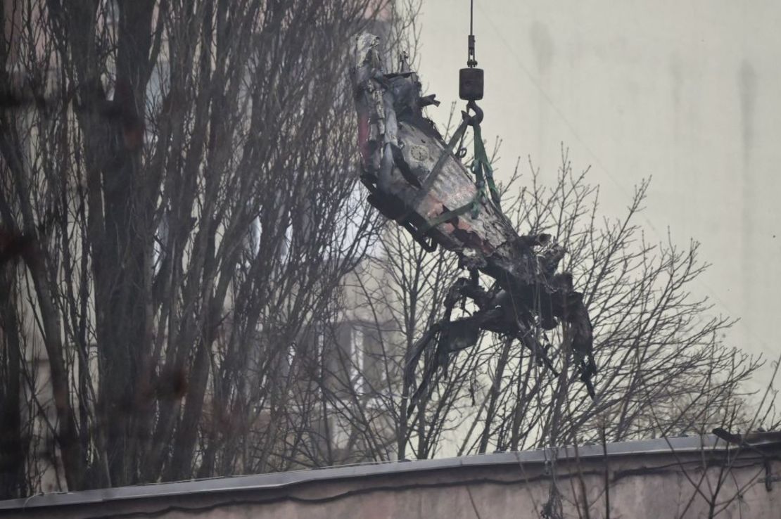 Una parte de un helicóptero que se estrelló cerca de una guardería es retirada en Brovary, a las afueras de la capital, Kiev, el 18 de enero de 2023.