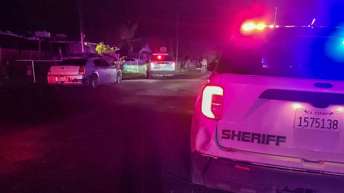 En esta imagen publicada por la oficina del sheriff del condado de Tulare, los detectives investigan un tiroteo en Goshen, California, ocurrido en la madrugada de este lunes.