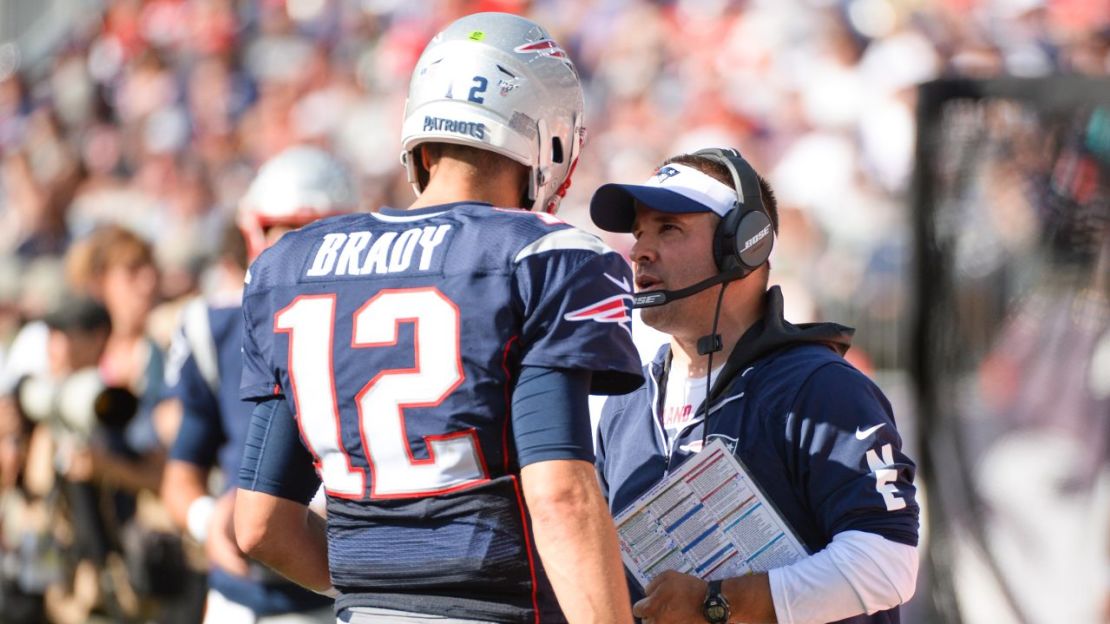 Brady hablando con Josh McDaniels en el partido de los Patriots de Nueva Inglaterra contra los Jets de Nueva York, el 22 de septiembre de 2019. Brady era el mariscal de campo de los Patriots en ese momento y McDaniels era el coordinador ofensivo del equipo.